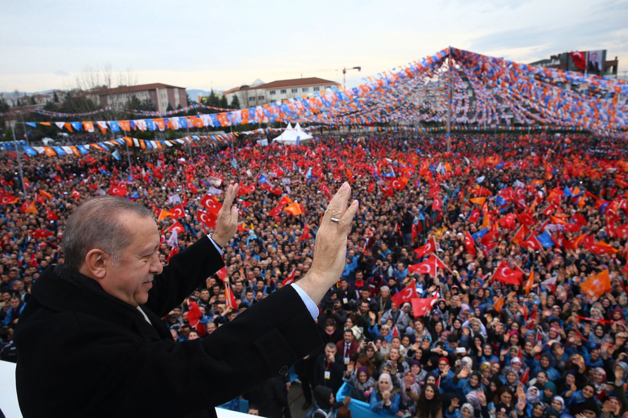 A török elnöki sajtóhivatal által közreadott képen Recep Tayyip Erdogan török államfő integet támogatóinak a kormányzó Igazság és Fejlõdés Párt (AKP) rendezvényén Bursa északnyugati városban 2018. január 21-én. (MTI/EPA/Török elnöki sajtóhivatal)
