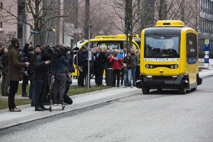 Berlin, 2018. március 26. A Stimulate nevű project keretén belül bemutatásra kerülő vezető nélküli elektromos busz a berlini Charite Egyetemi Kórház területén 2018. március 26-án. A busz napokon belül megkezdi működését a német fővárosban. (MTI/EPA/Omer Messinger)