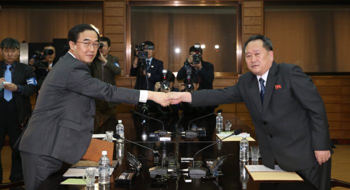 Panmindzson, 2018. március 29. Cso Mjung Gjon dél-koreai országegyesítési miniszter (b) és Ri Szon Gvon, a Korea-közi ügyekért felelõs észak-koreai hivatal vezetõje kezet fog a megbeszélésük végén a két Koreát elválasztó demarkációs vonalon fekvõ Panmindzsonban 2018. március 29-én. A felek az Észak- és Dél-Korea közötti április végi csúcstalálkozó elõkészítésérõl tárgyalnak. (MTI/EPA/Pool/Yonhap)