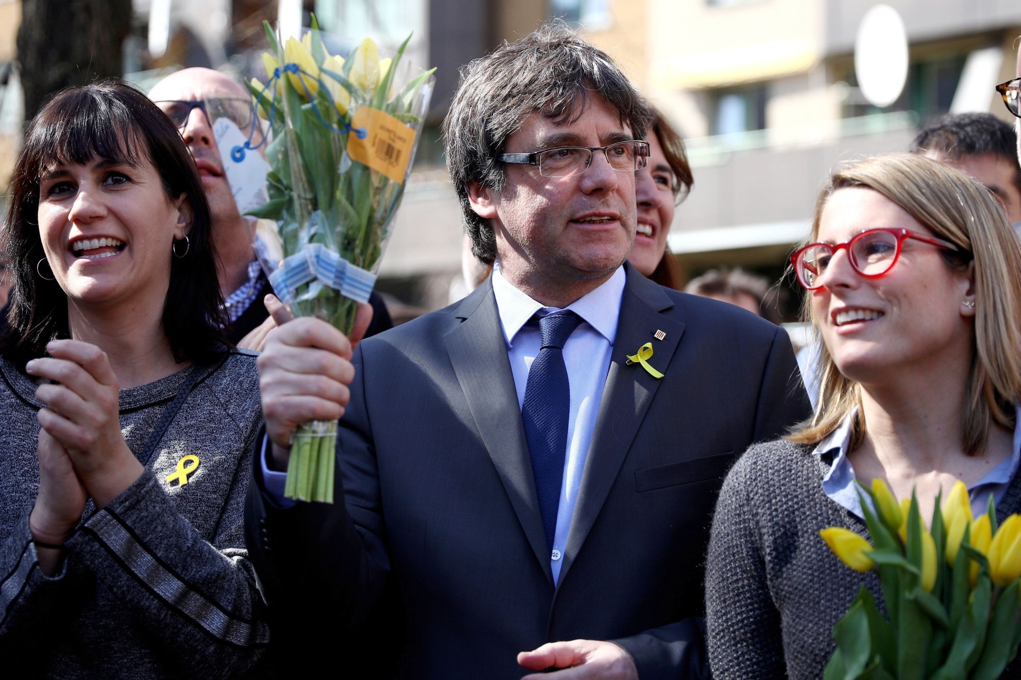 Carles Puigdemont leváltott katalán elnök (k) a sajtótájékoztatója után Berlinben 2018. április 7-én. A politikust az előző napon helyezték szabadlábra óvadék ellenében Németországban, a kiadatását a spanyol hatóságok kérték. (MTI/EPA/Omer Messinger)