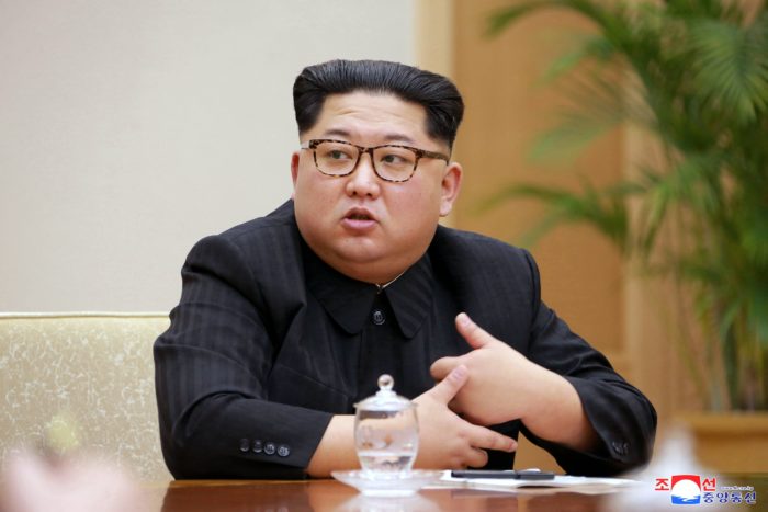 Phenjan, 2018. április 10. Kim Dzsong Un elsõszámú észak-koreai vezetõ, a Koreai Munkapárt elsõ titkára, a Nemzetvédelmi Bizottság elsõ elnöke (k) a párt központi bizottsága politikai bizottságának ülésén Phenjanban 2018. április 9-én. (MTI/EPA/KCNA)
