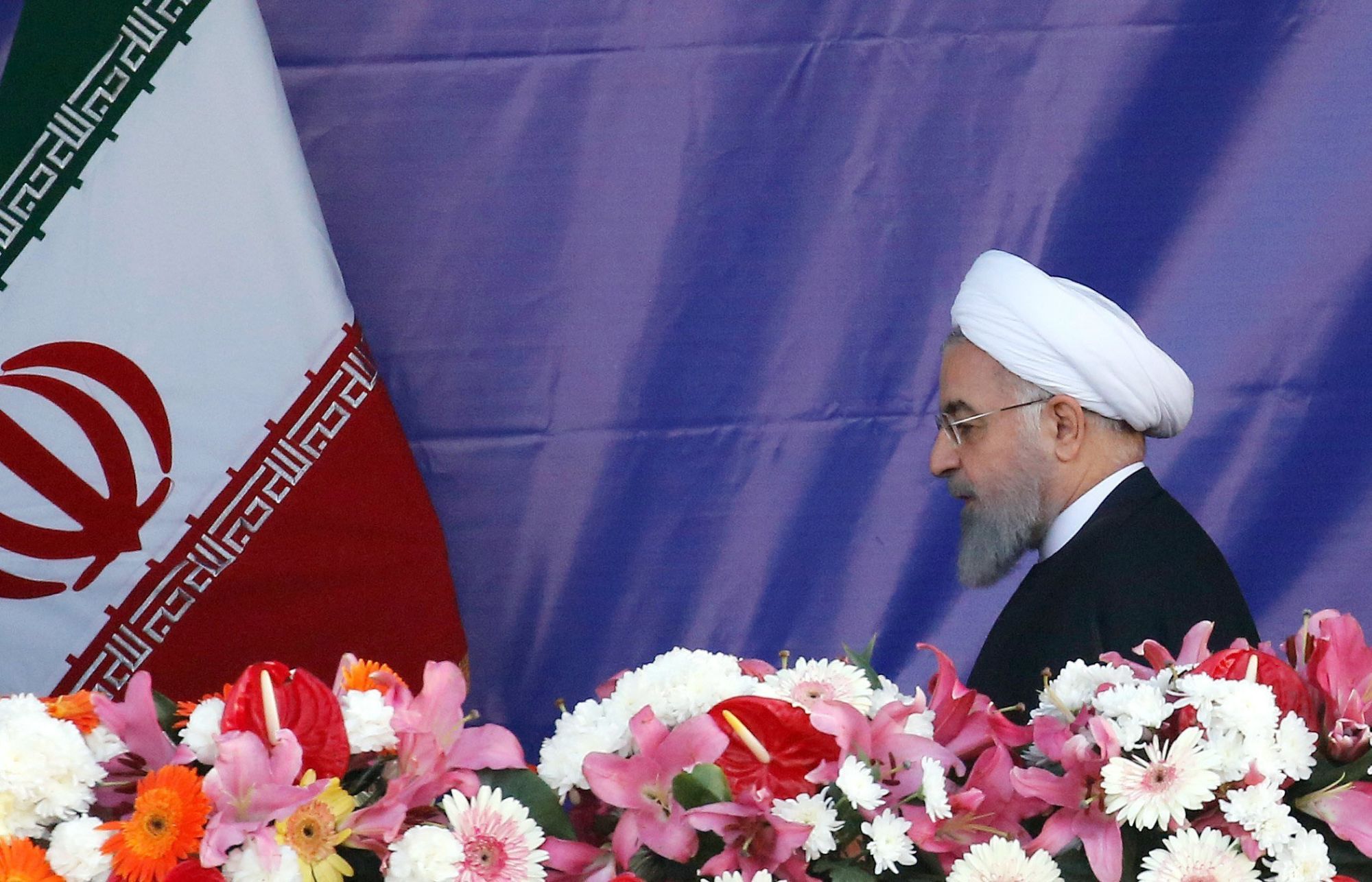 Haszan Róháni iráni elnök a hadsereg napja alkalmából tartott díszszemlén Teheránban 2018. április 18-án. (MTI/EPA/Abedin Taherkenareh)