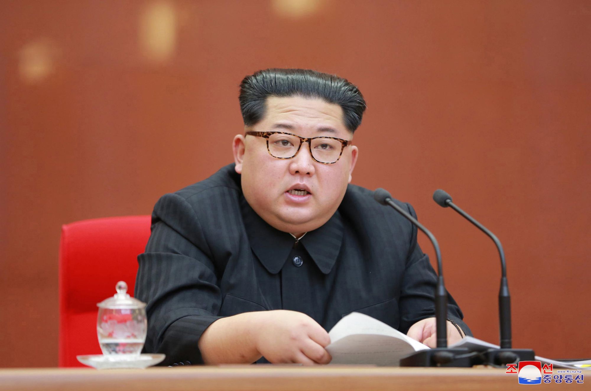 A KCNA észak-koreai hírügynökség által közreadott kép Kim Dzsong Un észak-koreai vezetőről, a párt központi bizottságának plenáris ülésén Phenjanban 2018. április 20-án. Kim Dzsong Un április 21-én bejelentette, hogy Phenjan felfüggeszti nukleáris kísérleteit és rakétatesztjeit, továbbá bezárja nukleáris kísérleti telepét. (MTI/EPA/KCNA)