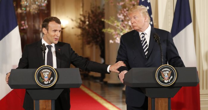 Washington, 2018. április 24. Emmanuel Macron francia államfõ (b) és Donald Trump amerikai elnök sajtótájékoztatót tart a washingtoni Fehér Házban 2018. április 24-én. Macron háromnapos hivatalos látogatáson tartózkodik az Egyesült Államokban. (MTI/EPA/Shawn Thew)