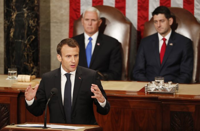 Washington, 2018. április 25. A hivatalos látogatáson az Egyesült Államokban tartózkodó Emmanuel Macron francia államfõ beszédet mond az amerikai kongresszus két házának együttes ülésén a washingtoni kongresszus épületének, a Capitoliumnak a képviselõházi üléstermében 2018. április 25-én. Mögötte Mike Pence amerikai alelnök, a szenátus (b) és Paul Ryan, a képviselõház elnöke. (MTI/EPA/Erik S. Lesser)