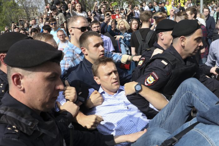 Moszkva, 2018. május 5. Alekszej Navalnijt, az orosz ellenzék egyik vezetõjét õrizetbe veszik rendõrök a Vlagyimir Putyin elnök ellen rendezett moszkvai tüntetésen a Puskin téren 2018. május 5-én, két nappal a nagy többséggel újraválasztott államfõ elnöki beiktatása elõtt. (MTI/AP)