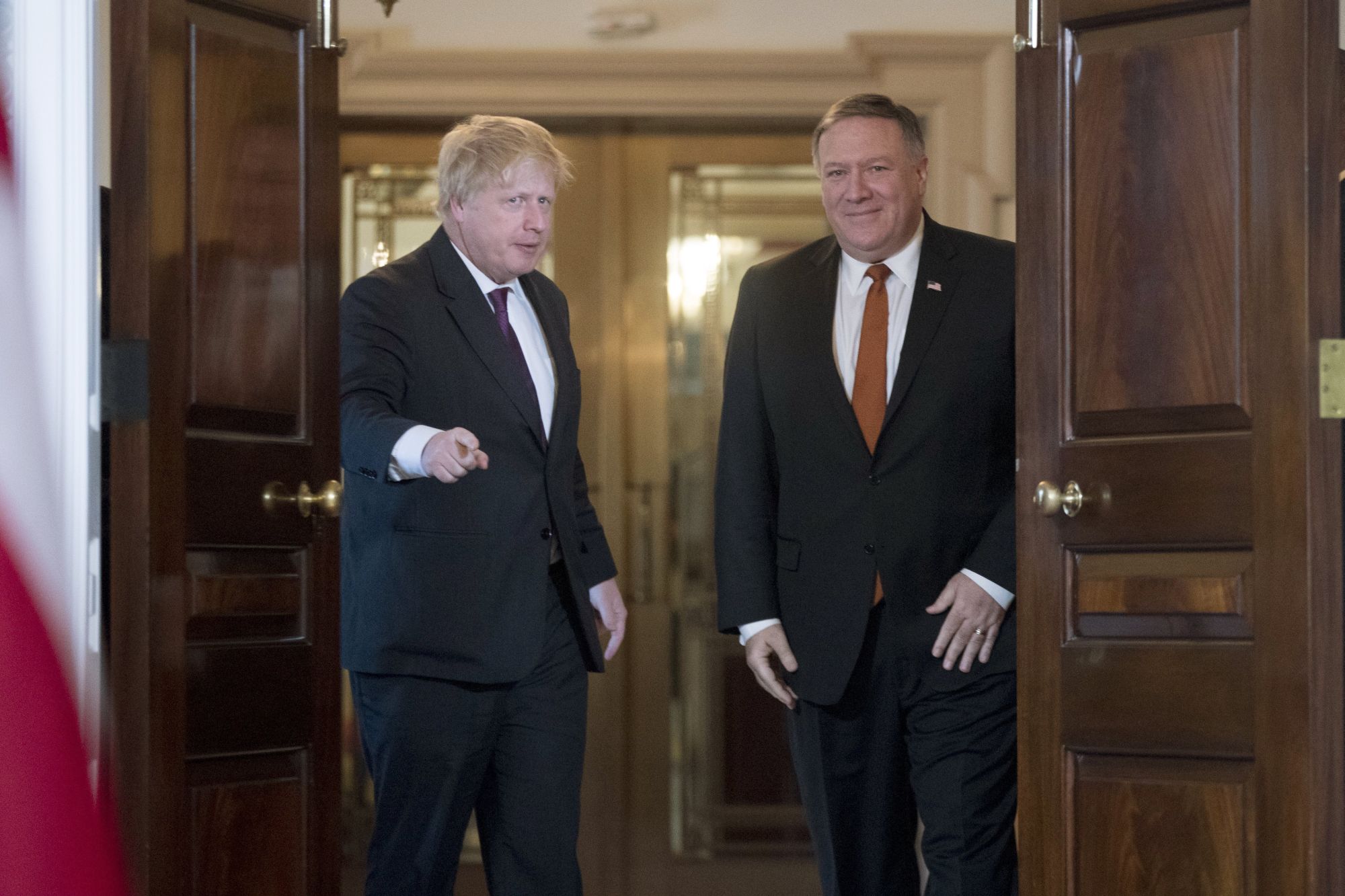 Mike Pompeo amerikai külügyminiszter (j) fogadja brit hivatali partnerét, Boris Johnsont washingtoni hivatalában 2018. május 7-én. (MTI/AP/Andrew Harnik)