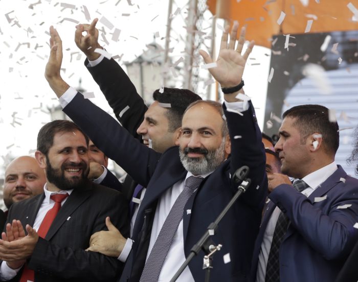 Jereván, 2018. május 8. Nikol Pasinján eddigi örmény ellenzéki vezetõ támogatói elõtt a jereváni Köztársaság téren 2018. május 8-án, miután a parlament megválasztotta miniszterelnöknek. (MTI/AP/Thanászisz Sztavrakisz) *** Local Caption *** 53667488