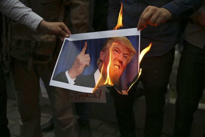 Teherán, 2018. május 9. Donald Trump amerikai elnök képét elégetik tüntetõ irániak az Egyesült Államok egykori teheráni nagykövetsége elõtt. (MTI/AP/Vahid Szalemi)