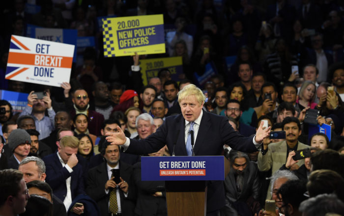 Elsöprő konzervatív győzelem a brit választáson, biztosra vehető a januári Brexit
